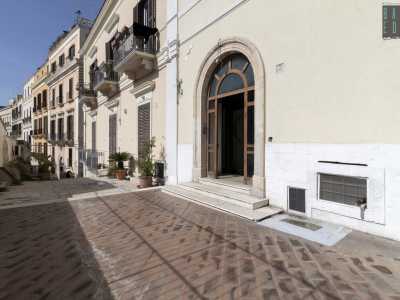...e il cui ingresso � dato da un portone arcuato in legno